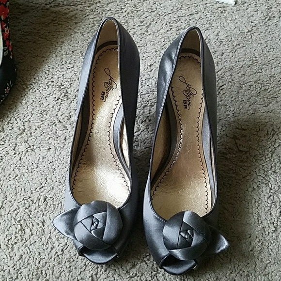 Shoes - Picture 1 of 3